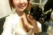 男人在家锻炼 